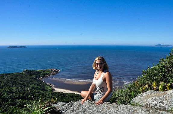 A Ana no alto do morro da Guarda, dia ensolarado na Guarda do Embaú, litoral sul de Santa Catarina